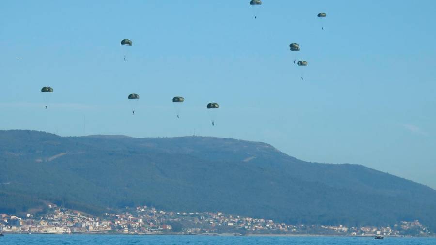 EN GALICIA. Paracaidistas de las fuerzas especiales en un simulacro de misión de apoyo. Foto: A.E.