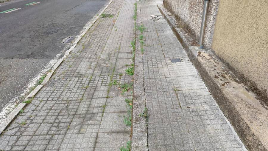 Calles con roturas y algunas plaquetas sueltas en el barrio de la Almáciga. Foto: ECG