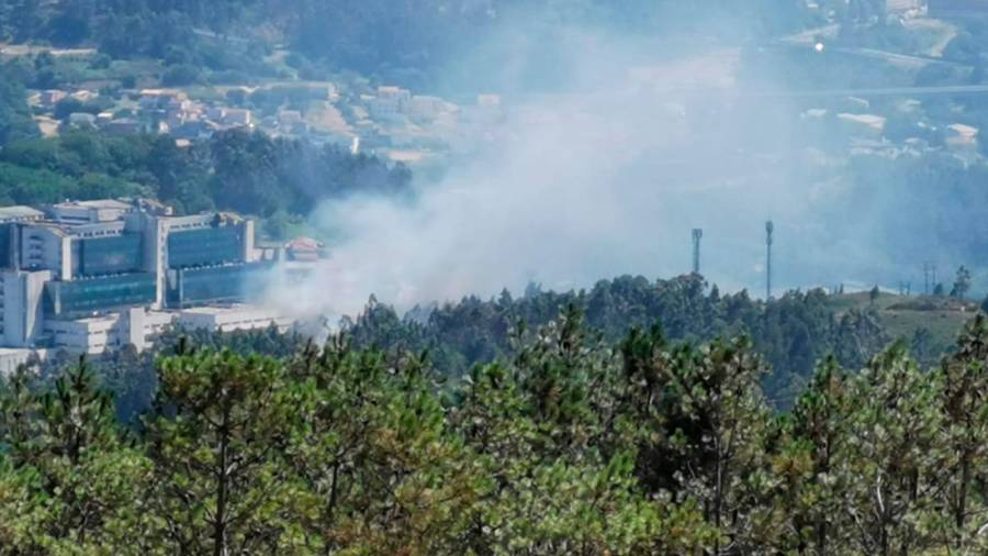 Incendio forestal en Vidán muy cerca del Hospital Clínico