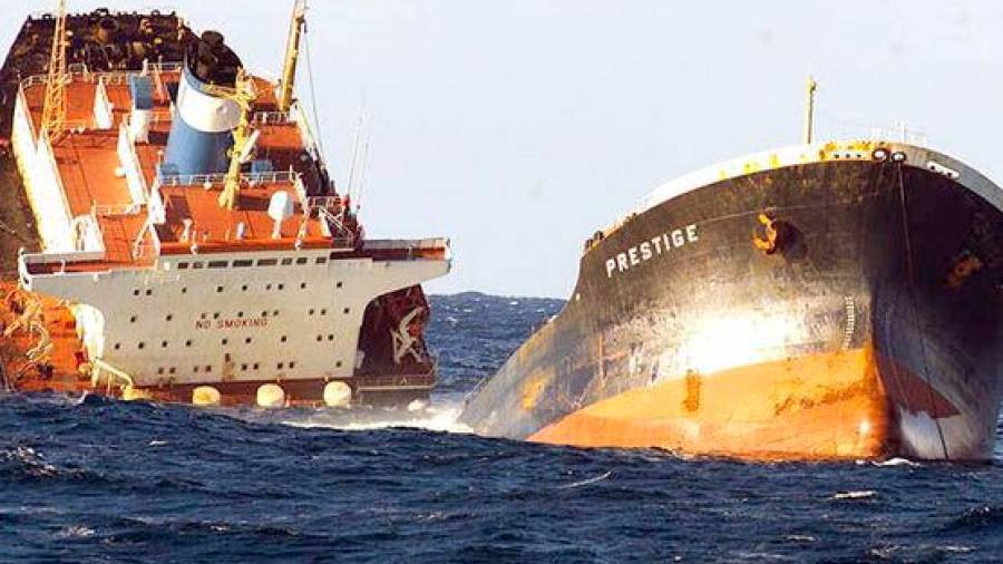 veinte aniversario. El buque Prestige, siniestrado frente a las costas gallegas, causó un importante daño. Foto: Efe