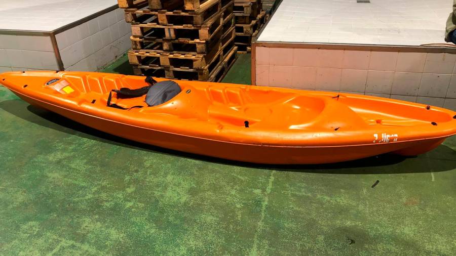 El kayak en el que salieron los jóvenes almacenado en la lonja de O Son