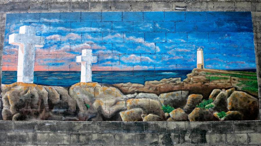 Uno de los murales muestra la belleza del cabo Roncudo con su faro en un día con el mar en calma. Foto: C.P.