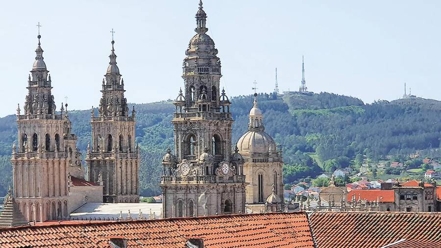 torres de la catedral con El Pedroso al fondo. Foto: A. P.