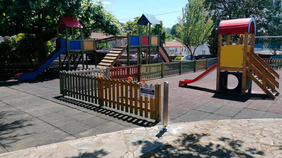 Estado actual do parque infantil de Ponte Carreira, en Frades. Foto: C. Frades