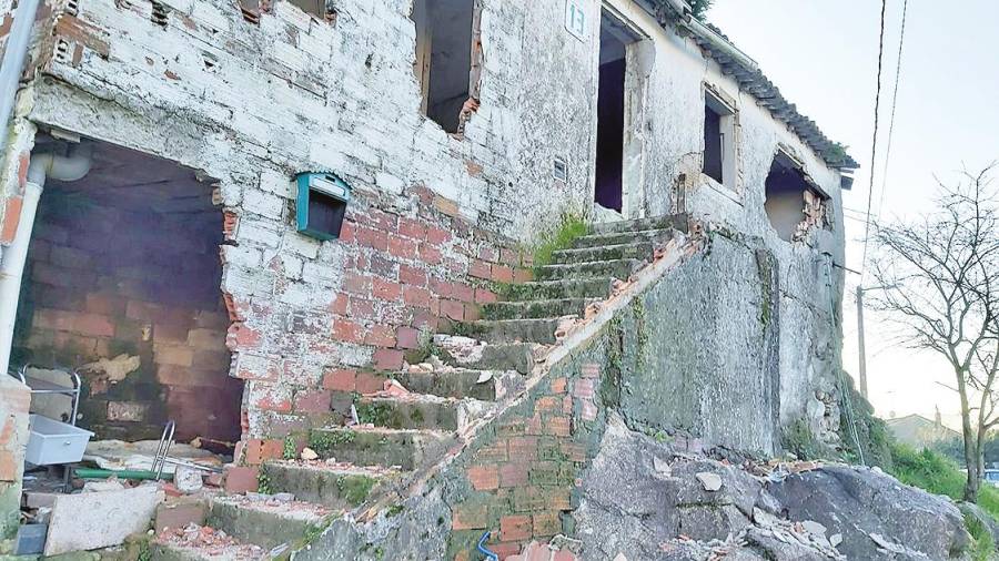 RUINAS. Una de las viviendas en estado de abandono y deterioro ubicada en la rúa de Conxo de Arriba. Foto: ECG 