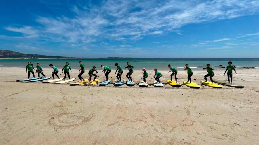 A LADEIRA. Un nutrido grupo de surfistas sobre sus tablas en la playa de A Ladeira, en Corrubedo. Fotos: G.S.H.