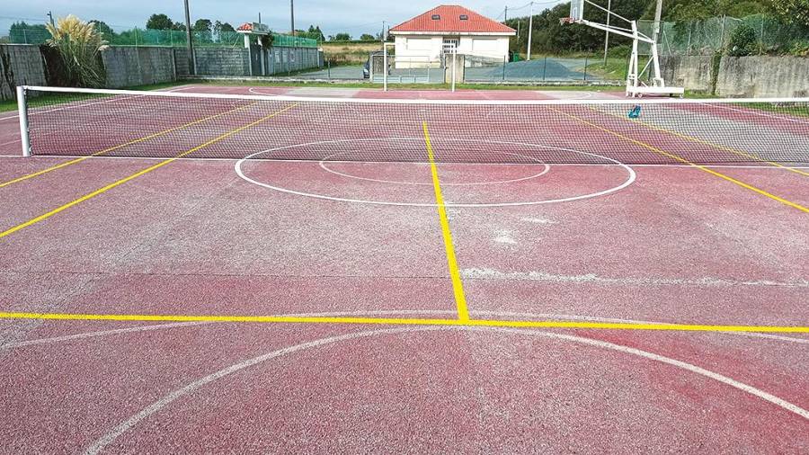 A pista de tenis da parroquia de Deixebre sufriu unha pequena reforma. Foto: C.O.