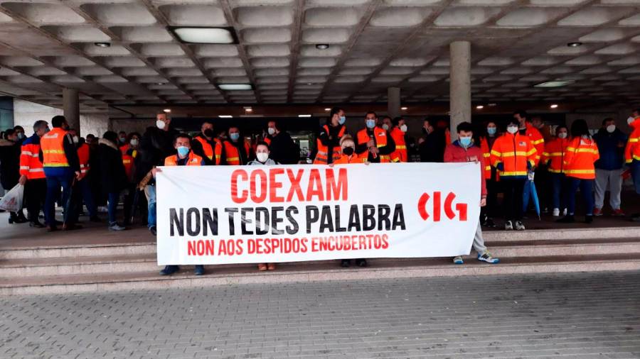 Participantes en la manifestación de este jueves ante el Clínico de Santiago. Foto: CIG
