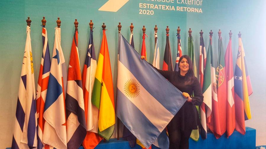 Sabrina Dalio, en Santiago de Compostela, coa bandeira do país onde naceu. Foto: ECG