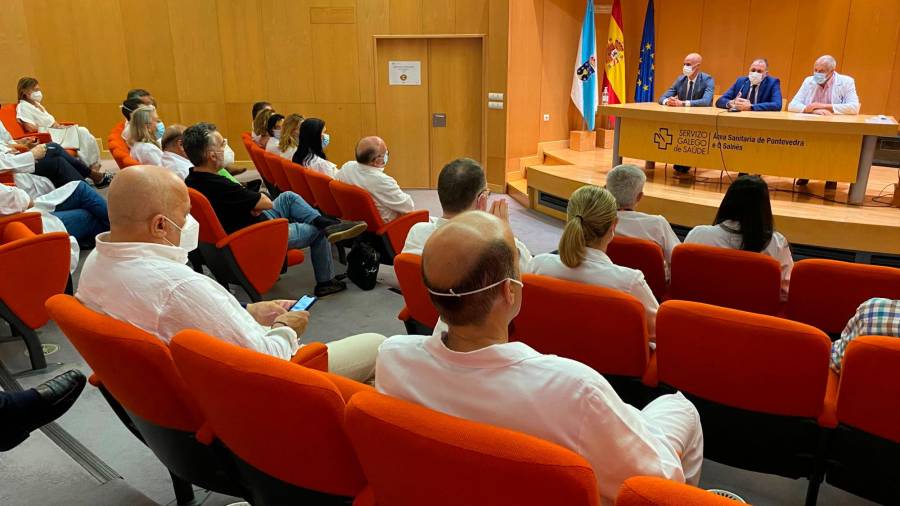 Momento no que o conselleiro de Sanidade, García Comesaña, anunciaba que José Flores será o xerente da área sanitaria de Pontevedra e O Salnés.