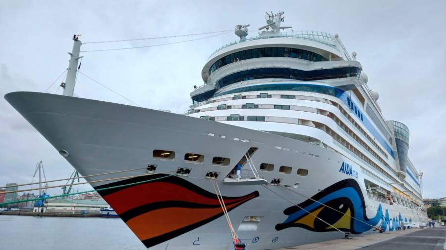Imagen del crucero ‘AidaMar’, con 3.600 personas a bordo, este domingo en el Puerto de A Coruña. Foto: Gallego