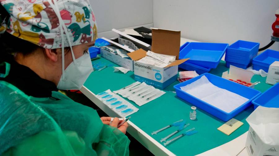 Una profesional sanitaria, en un dispositivo de vacunación contra la COVID-19 en la Cidade da Cultura de Santiago de Compostela, A Coruña, Galicia (España). Foto: César Arxina