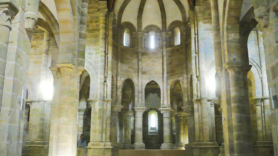 Autoridades no interior do mosteiro na presentación do anteproxecto de obras. Foto: Deputación de Pontevedra
