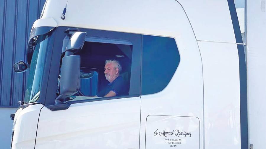 José manuel rodríguez. En la cabina de su camión, a punto de emprender un nuevo viaje. Foto: Gallego