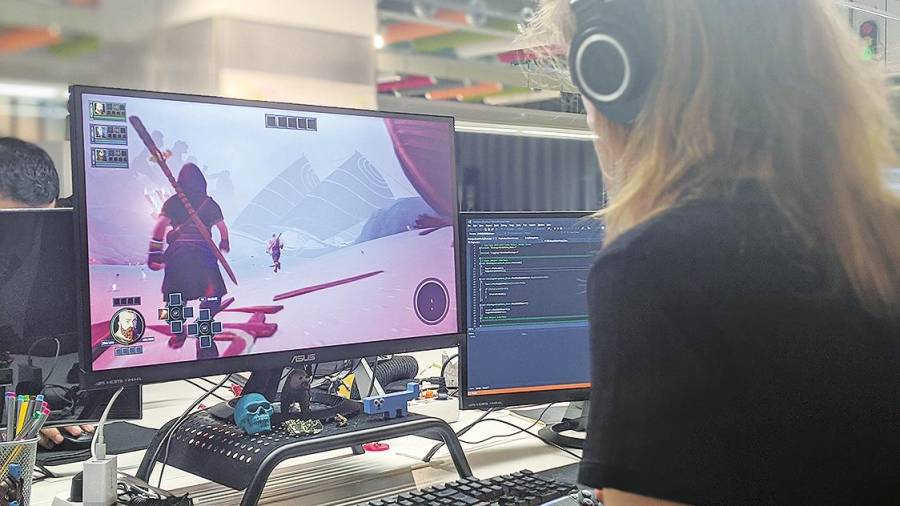 DIGITAL. Una diseñadora chequeando el juego. Foto: G. S.