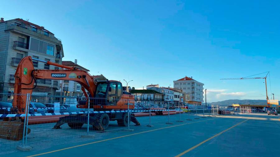 Máquinas paradas en la fachada marítima de Porto do Son. Foto: C.