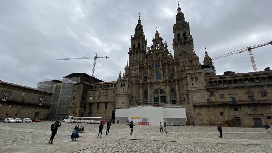 La Praza do Obradoiro, con la Catedral de Santiago al fondo, a inicios del mes de julio. - EUROPA PRESS
