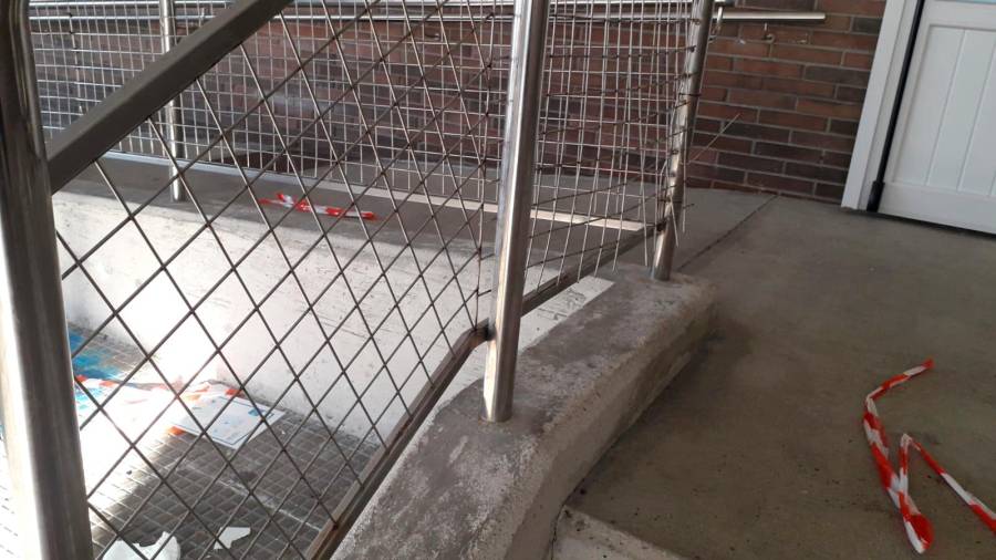 Daños en la reja metálica de la barandilla de las escaleras por las que acceden al centro educativo. Foto: ECG