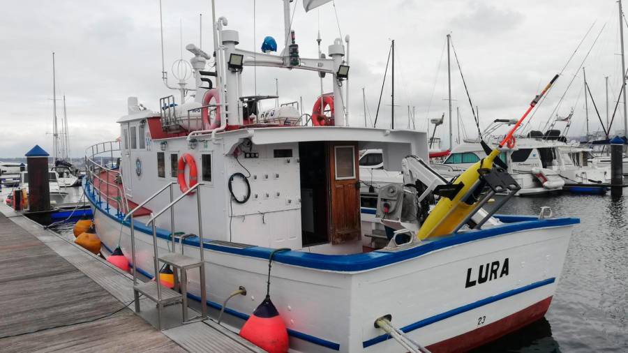El buque oceanográfico ‘Lura’ ha puesto en operación el ‘glider’ en aguas de A Coruña. Fotos: IEO