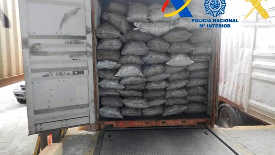 Imagen de archivo de un contenedor cargado de fardos de cocaína