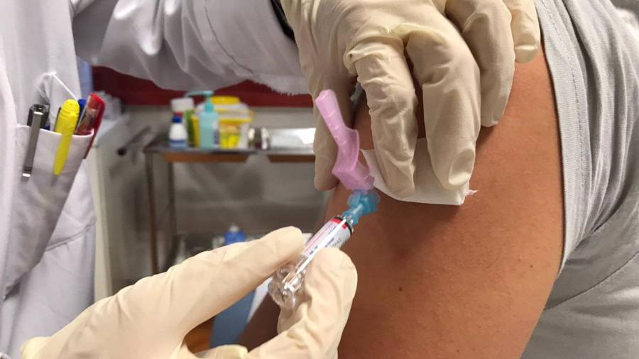 Na foto de arquivo, vacinación contra a gripe en Santiago. EUROPA PRESS