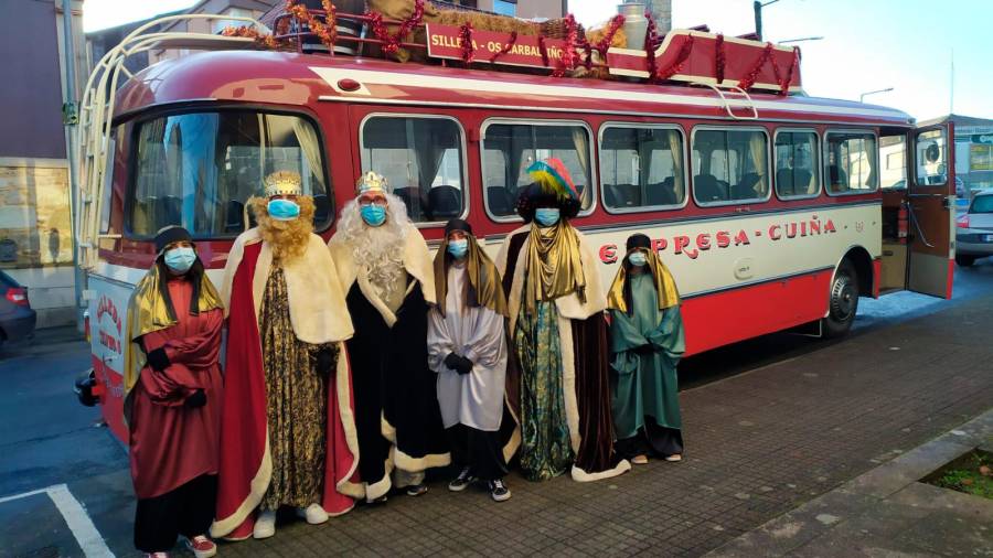Os Magos de Oriente percorreron Outes a bordo dun histórico autobús da empresa Cuíña. Foto: C.O.