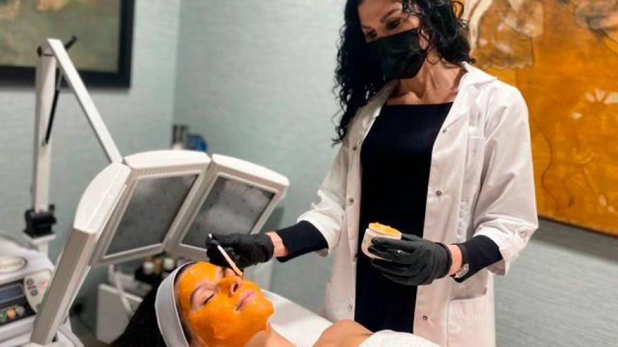 Yolanda Albelda haciendo un tratamiento ‘Kleresca’ a la actriz Sabela Arán en la clínica compostelana. Foto: ECG 