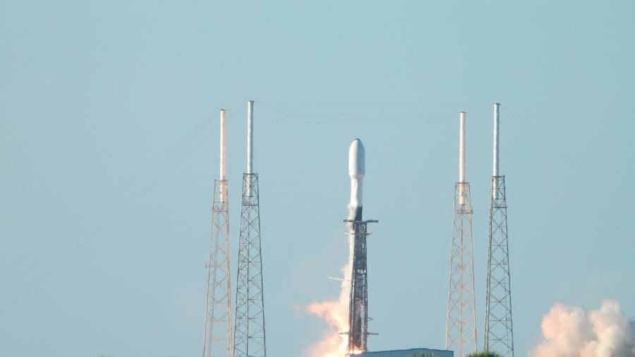 Despegue del SpaceX Falcon 9 que transporta el primer orbitador lunar de Corea del Sur. E. P.
