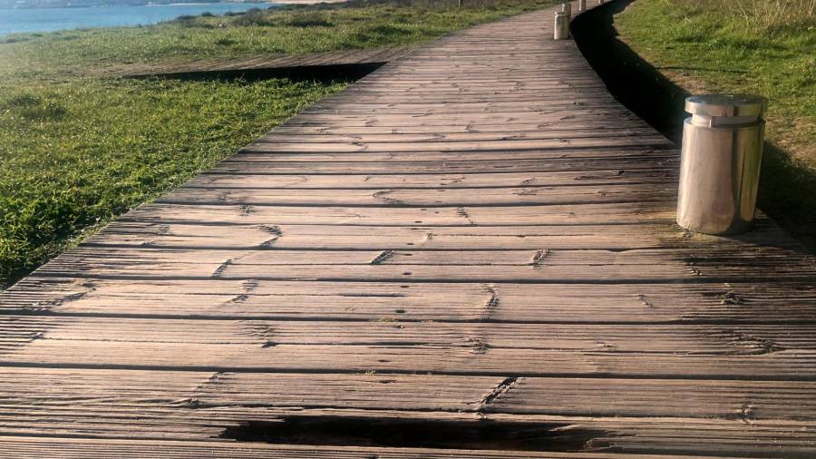 Madera rota en la pasarela del paseo marítimo de Coroso. Foto: Suso Souto
