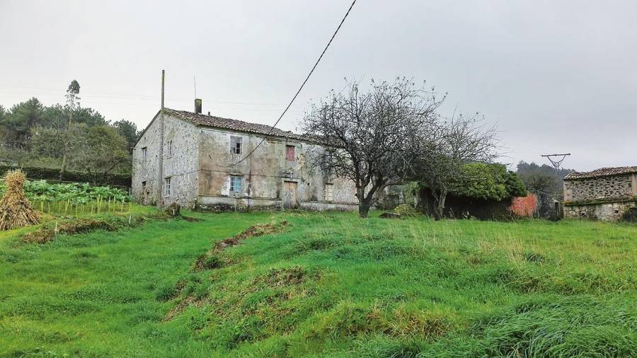 Casa rectoral de Corcoesto, en Cabana de Bergantiños, que cuenta con un hórreo y un palomar. Foto: Lista Roja del Patrimonio