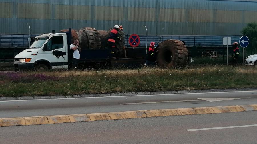 Grandes dimensiones de algunos de los neumáticos, de tractor, utilizados para las barricadas con las que se cortó el acceso a Alcoa. FOTO: CIG ALCOA SAN CIBRAO
