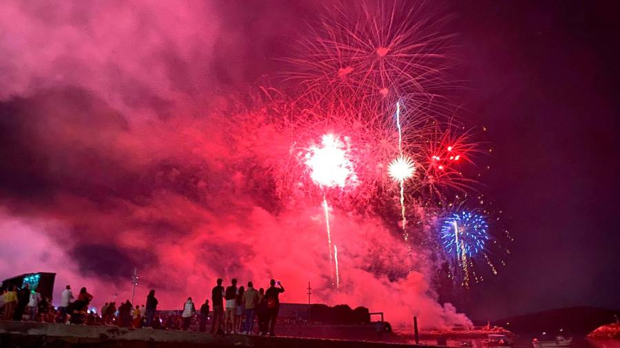 Sesión de fogos de artificio na romaría da Virxe da Barca de Muxía. Foto: Xesús Búa