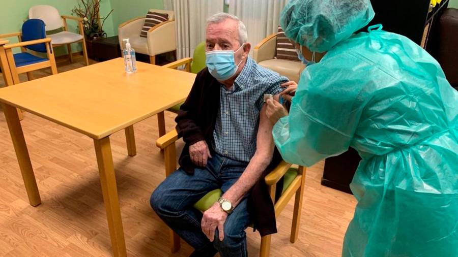 Juan Molina, primer vacunado contra la Covid en el área sanitaria de A Coruña y Cee. FOTO: CHUAC