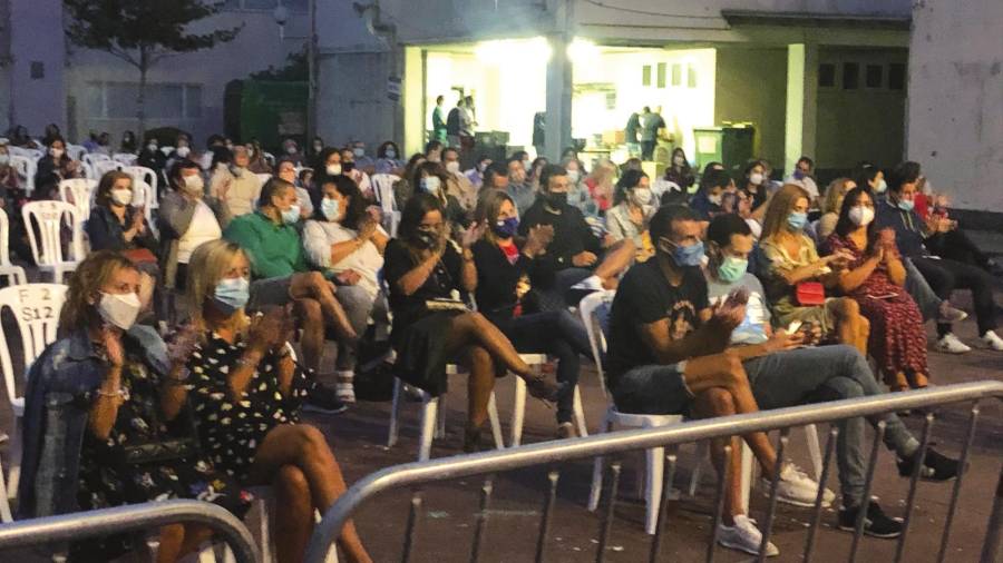 AFORO LIMITADO. Unas trescientas personas asistieron al concierto en el patio del IES Campo de San Alberto. Foto: Suso Souto 