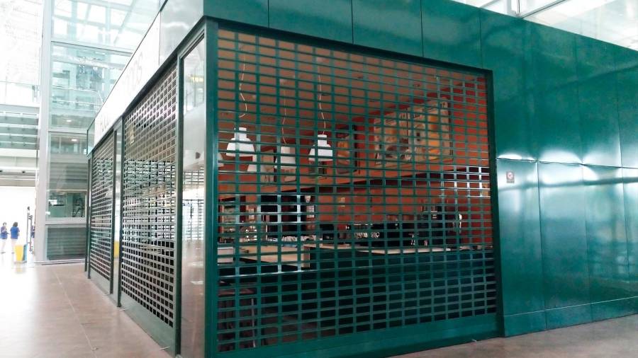 Servicios básicos, como la cafetería situada en la zona de llegadas, lleva todo el verano cerrada. Foto: ECG