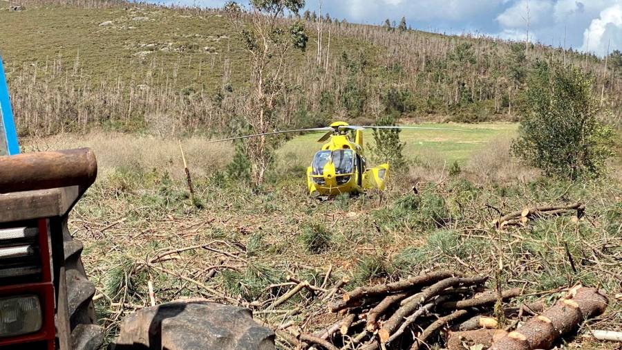 Helicóptero médico del 061 desplazado a Negreira para evacuar al herido. Foto: Helico