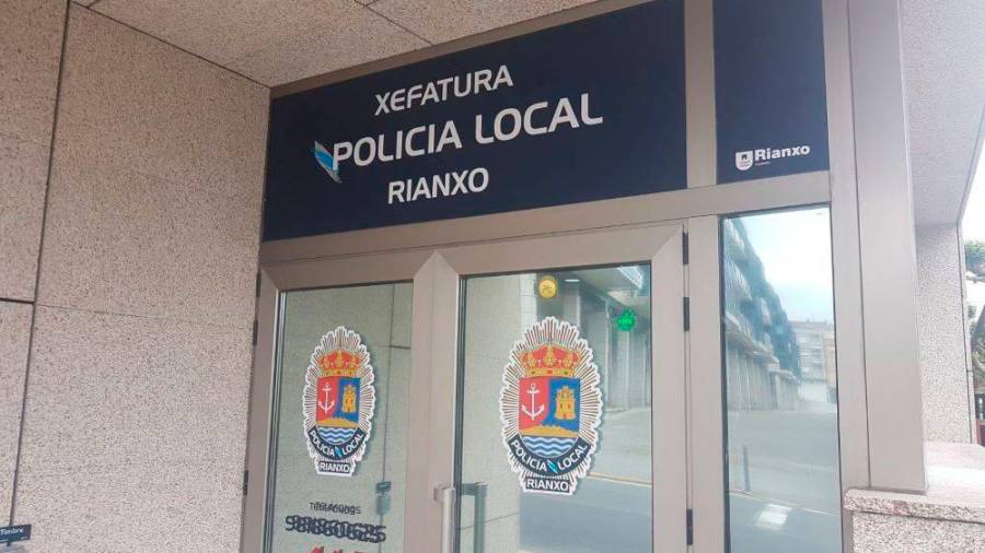 Entrada das dependencias policiais de Rianxo. Foto: P.L.R.