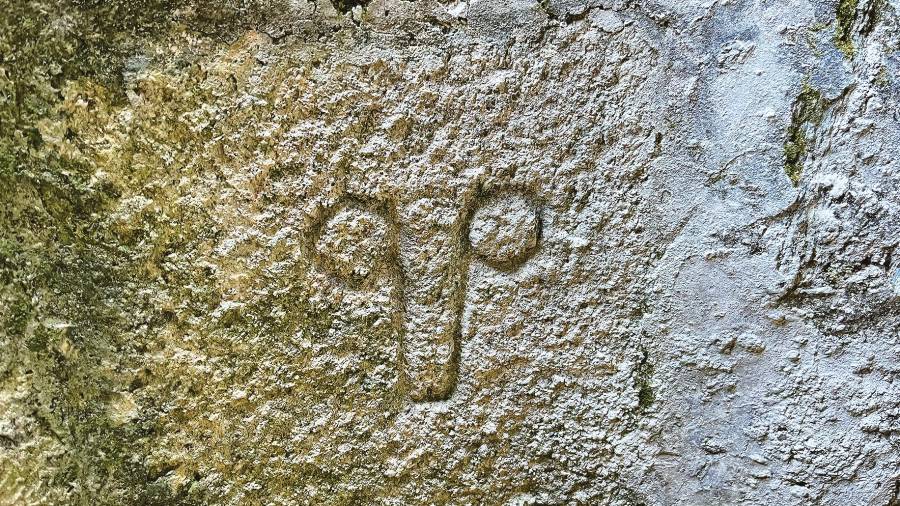 incógnita. Uno de los distintos símbolos que los canteros dejaron en las paredes de piedra de la instancia principal. Foto: Julia Escobar