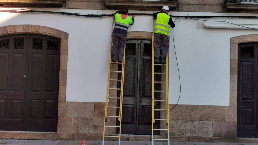 Dos trabajadores en una instalación de telecomunicaciones en Santiago de Compostela. Foto: S.R.