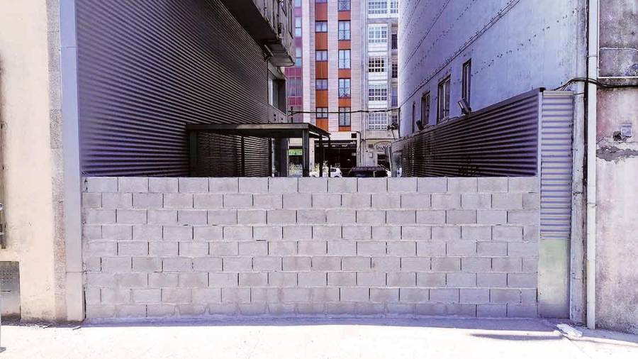 El muro de bloques de hormigón que cierra el paso al sector PM5-03 de Milladoiro. Foto: PP