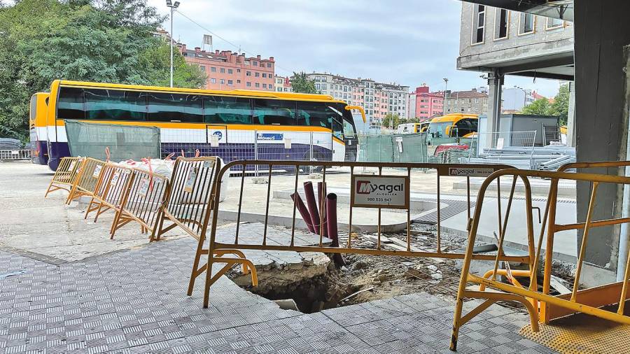 parón. Una de las paradas de la Estación de Autobuses de Pontevedra, cuyas reformas están actualmente paralizadas ante la escasez de materias primas y el aumento excesivo de su precio. Foto: Gallego