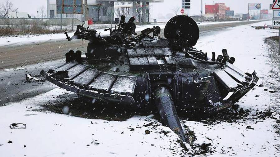 22/03/22. Un tanque abandonado en marzo de este año, cuando aún nevaba en Járkov. Foto: Sergey Kozlov / Efe