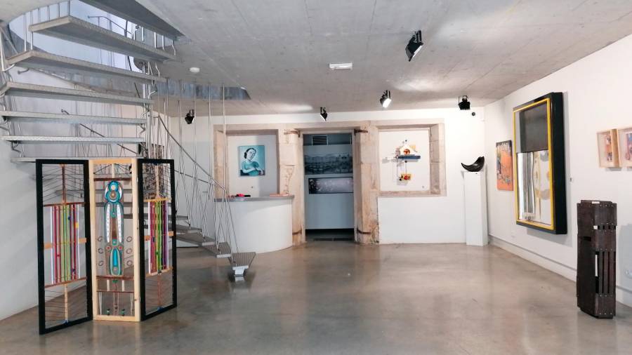Plano aberto do primeiro piso do Museo que reúne diversas obras polos laterais. Foto: MACCMO.