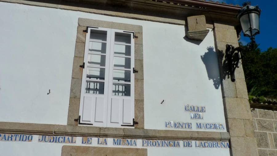 Bajo estas líneas, arriba a la derecha, un cuadrante emplazado en una vieja casa de Ponte Maceira, Negreira. Foto: Gallego