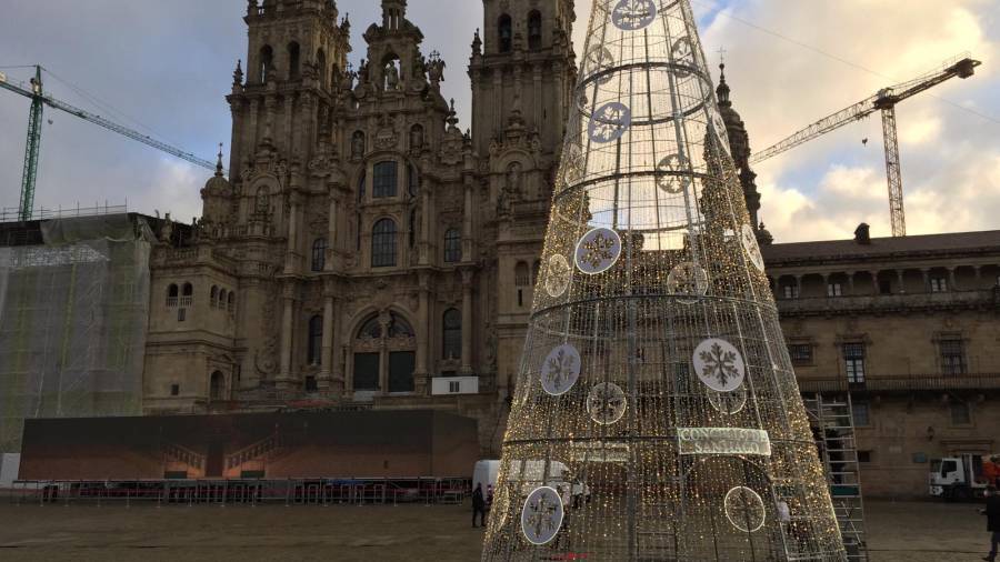 Imagen de la Catedral de Santiago, con el árbol navideño en primer plano, esta mañana. ARTURO REBOYRAS