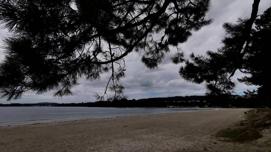 Vista de la playa de A Madalena, en el concello coruñés de Miño, totalmente vacía este martes. Foto: Cabalar