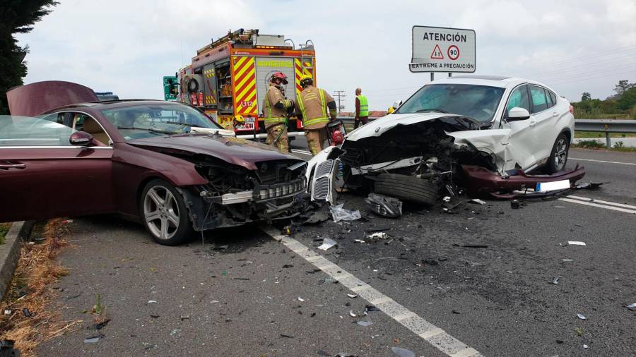 SINIESTRO. Dos de los vehículos implicados en el accidente en la rotonda de Cambados. Foto: S.B. V.