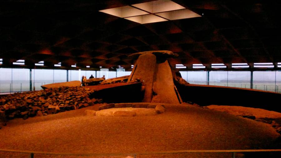 Imaxe do dolmen coa escuridade do anoitecer. Foto: Concello de Cabana