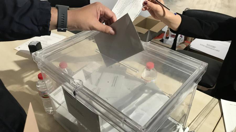 En la foto de archivo, una persona introduce su voto en una urna. EUROPA PRESS