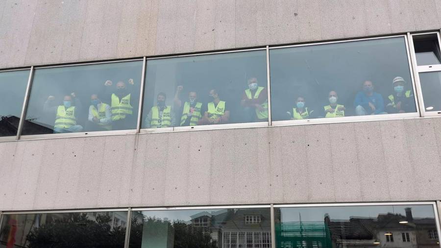 Los trabajadores de Alcoa se encerraron ayer en el Concello de Viveiro. Foto: E.P.